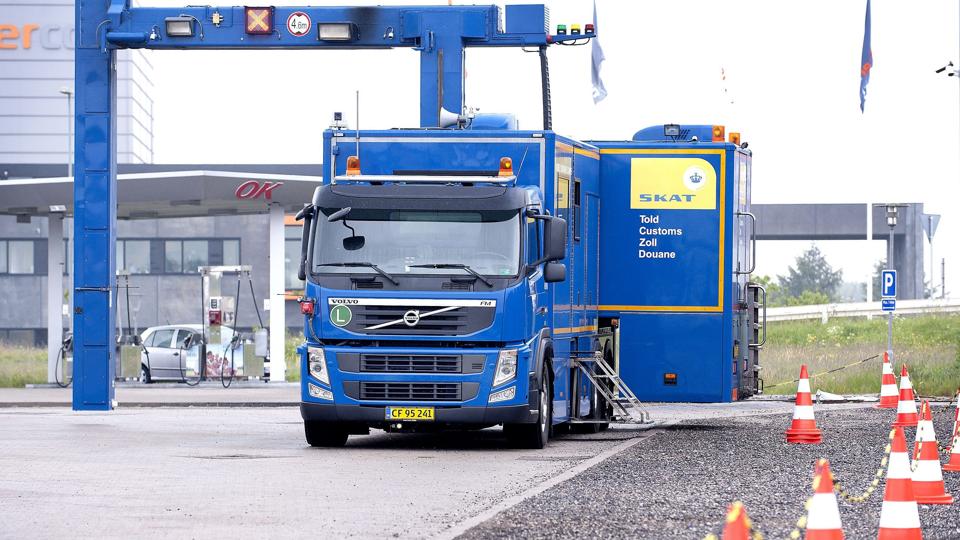 SKAT deltog i aktionen med deres store lastbilscanner, så politiet ikke behøvede at gennemgå hele lasten for at tjekke om der skulle være ulovligt gods i lastbilen. Foto: Torben Hansen <i>Foto: Torben Hansen</i>