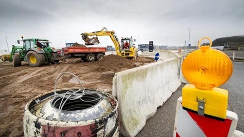 Fjernvarmetilkoblingen af industrikvarteret ved Knivholtvej sker via rundkørslen ved Hjørringvej.Foto: Peter Broen