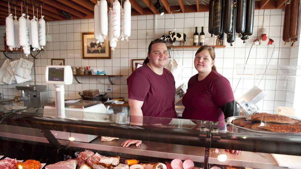De to søstre, Dorte og Lotte, er nu begge udlært slagtere og fortsætter samarbejdet med at drive Slagteren Suenssonsvej. Foto: Hans Ravn <i>Hans Ravn</i>