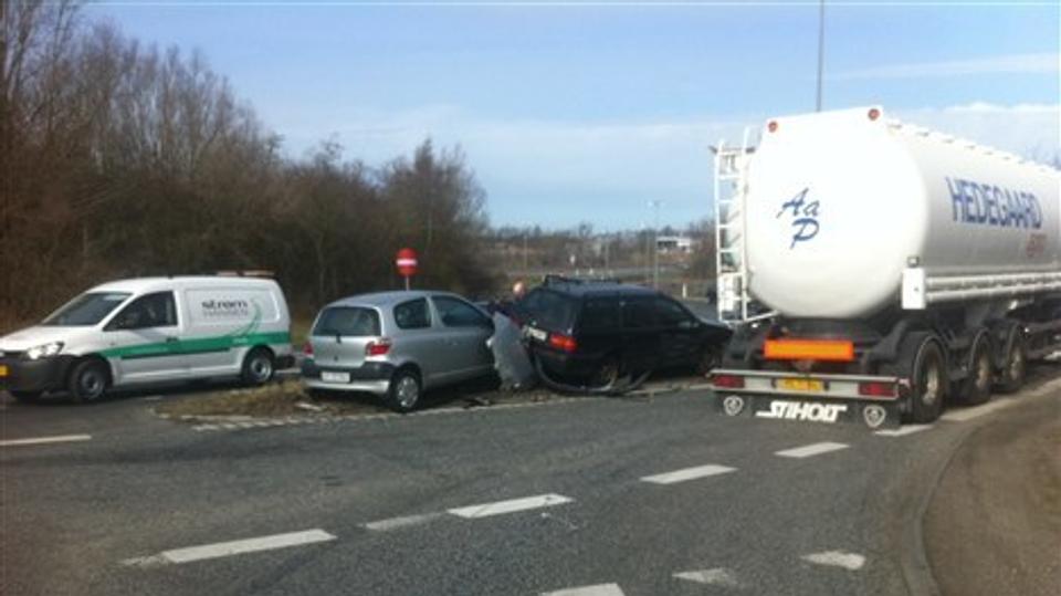 En bil overholdt ikke sin vigepligt og kørte ind i en anden bil i Nørresundby.  Foto Per Nielsen