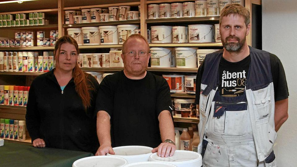 Indehaverne af Flügger Farver i Aabybro, Jane og Thor Rishøj, sammen med butikken daglige leder Søren Christensen (i midten). Foto: Torben Agersted <i>Torben Agersted</i>