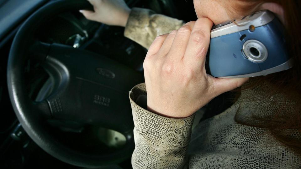 Det her giver en bøde på 1500 kr., og det gør det også hvis man snakker i mobil, mens man kører på knallert, mens cyklister kan nøjes med at bløde 1000 kr. Arkivfoto <i>Pressefotograf Martin Damgård</i>