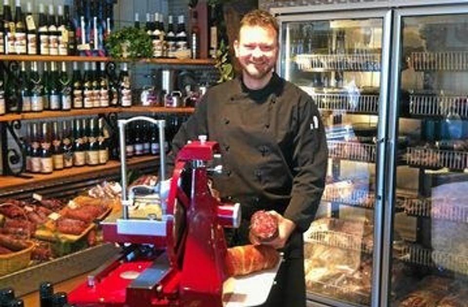 Slagter Claus Jensen med Nordisk Urtespegepølse med bukkehorn, som opnåede en andenplads på Foodexpo 2012.