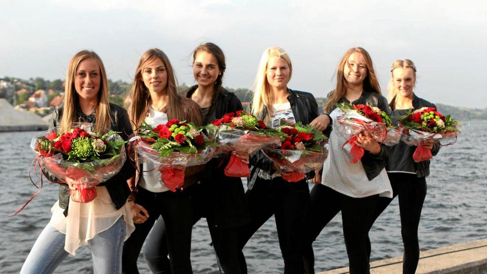 Finalisterne er fra venstre Mette Haferbier Jensen, 17 år, Onsild, Ann Sofie Hybercz Lauritzen, 15 Arden, Cecilia Høgenhav, 15 år, Sdr. Onsild, Julie Vintersbølle Nielsen, 16 år, Valsgaard, Isabelle Carbillet, 17, Hobro, og Mathilde Holland Ørtost, 16 år, Arden. Foto: Erik Røgild