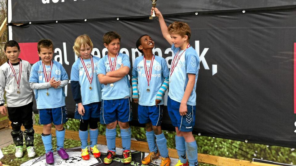 De talentfulde U9-drenge fra B52, der i foråret vandt Spar Nord Cup, er klar til at kæmpe om flere medaljer ved årets udgave af Bella Italia Cup i B52. Fra venstre er det Abdulraheem Daabes, Adnan Sabic, Matthias Frederiksen, Dinn Catovic, Issa Omar og Jacob W. Petersen med pokalen. Privatfoto