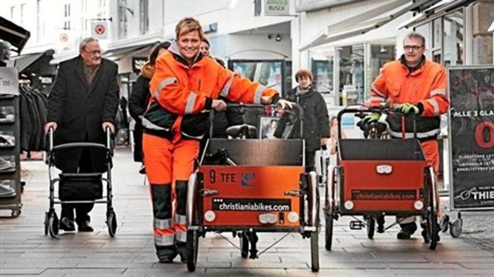 Dorthe Byrialsen og Jørgen Werner Nielsen fra renholdelsespatruljen på arbejde i Aalborgs midtby. Fra 31. marts vil byens handlende hjælpe med at gøre opmærksom på, at affald hører hjemme i skraldespandene, og det sker ved hjælp af forskellige happen