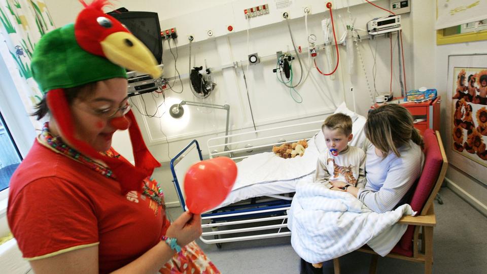 En hospitalsklovn er noget af en oplevelse - og det hjælper at grine, når man er syg og indlagt på hospitalet. Foto Claus Søndberg <i>Pressefotograf Claus Søndberg</i>