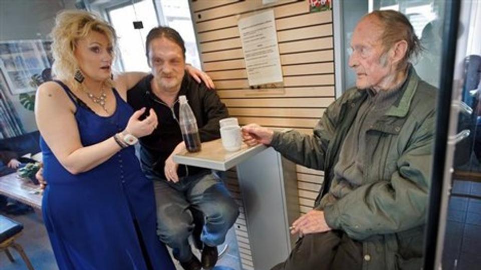 Madam Blå har fået sin egen velfungerende rygekabine, hvor fra venstre Jeanette Jensen, Niels Winther og Jens Odgård nyder en smøg. Foto: Martin Damgård