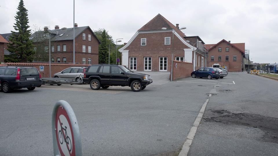Det vil kræve nedrivning af den gamle toldbygning at placere en ny busterminal vest for banegården. Foto: Bente Poder <i>Bente Poder</i>