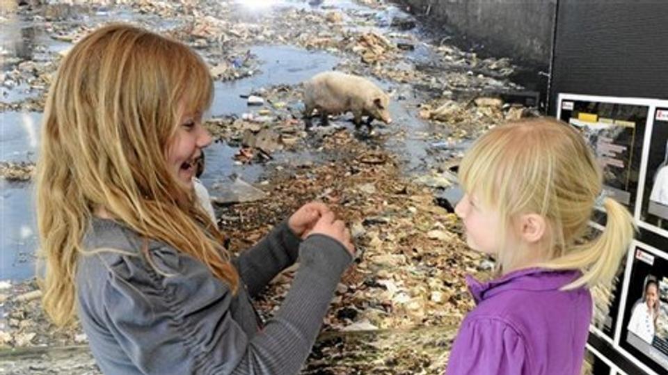 Anne Storgaard og Camilla Myrup studerer her affaldsbehandling på en lodseplads i et u-land.