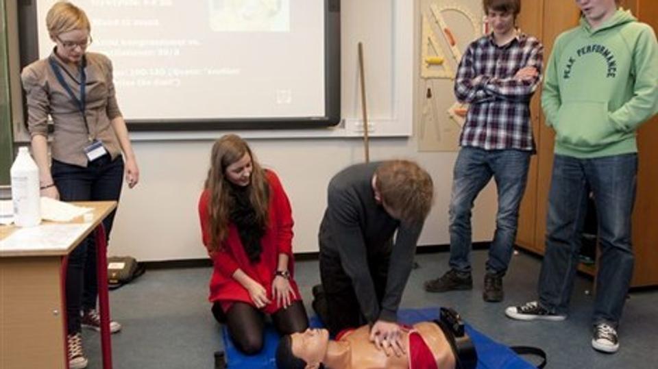 HTX 2d fra Frederikshavn fik undervisning i hjertemassage i forbindelse med forelæsningen: En blodprop i hjertet - fra en lægevidenskabelig vinkel.Foto: Carl Th. Poulsen