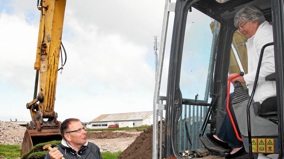 AVVs bestyrelsesformand Ole Ørnbøl assisterede Birthe Andersen, som tog første spade-stik til den nye genbrugsplads.Privatfoto