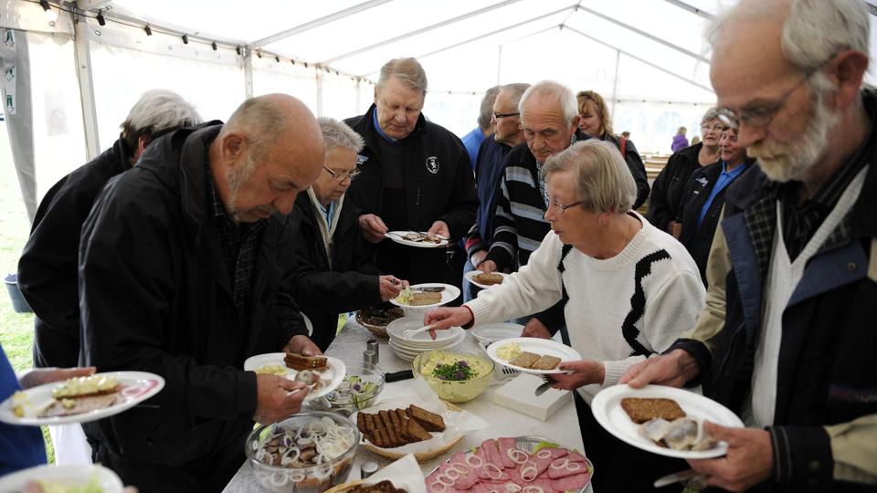 Der var rift om både de hvide og røde sild med karrysalat og æg. Der var mulighed for en skive rugbrød med spegepølse, hvis silden ikke lige var sagen. Foto: Michael Bygballe <i>Michael Bygballe</i>