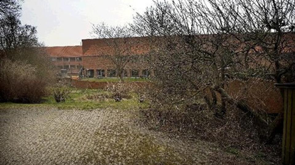 På denne grund mellem Thisteds gamle præstegård og rådhuset, vil et flertal i Thisted Byråd vil opføre en tilbygning, så der bliver plads til kommunens tekniske forvaltning. Foto: Peter Mørk