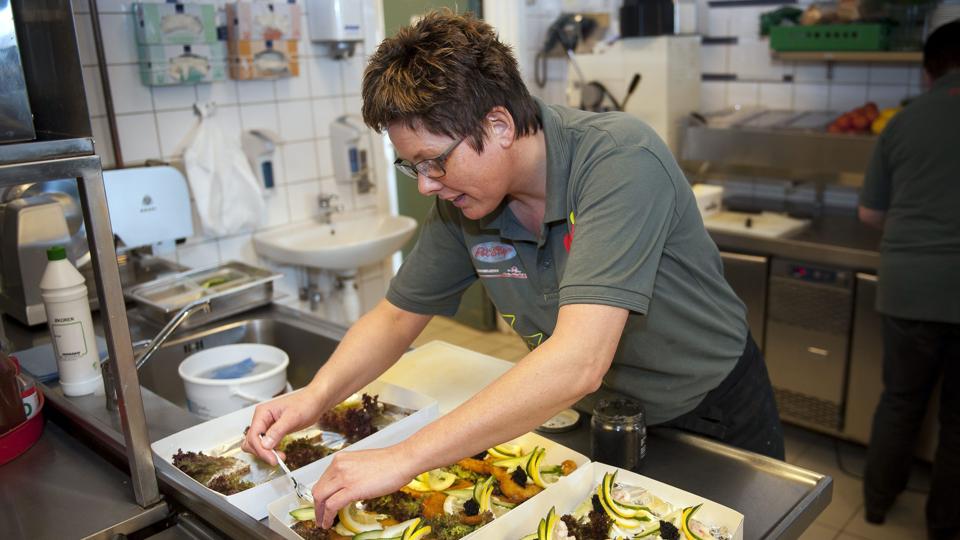 Karina Nielsen er afdelingsleder i PitStop Cafeteriet i Trafikcenter Sæby Syd. En stor del af arbejdet er de 12.000 stk. madpakker om året, som cafeteriet laver og sælger til lastbilchauffører. Foto: Kim Dahl Hansen <i>Kim Dahl Hansen</i>
