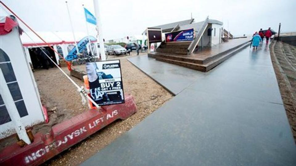 Både Hummerhuset og Foreningsvejen langs landingspladsen er taget i brug - her under World Cup surfstævnet i september sidste år. Arkivfoto: Diana Holm.