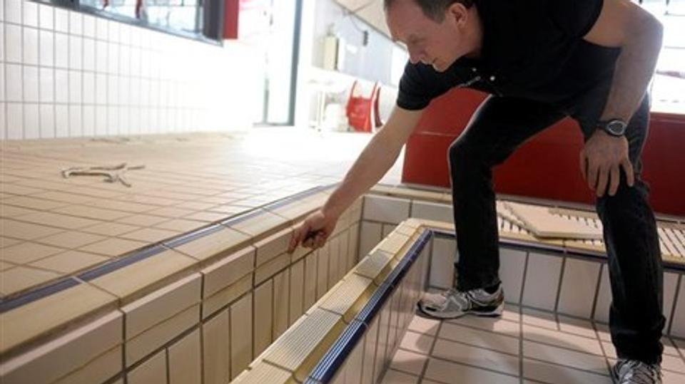 Inspektør Tonny Borggaard har fundet de første skader, efter vandet er blevet lukket ud af bassinet.