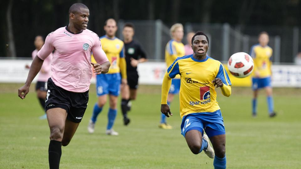 NORDJYSKE erfarer, at Babajide Ogunbiyi i lyserødt er detaljer fra at skrive kontrakt med FC Hjørring.Foto: Henrik Bo <i>Foto: Henrik Bo</i>