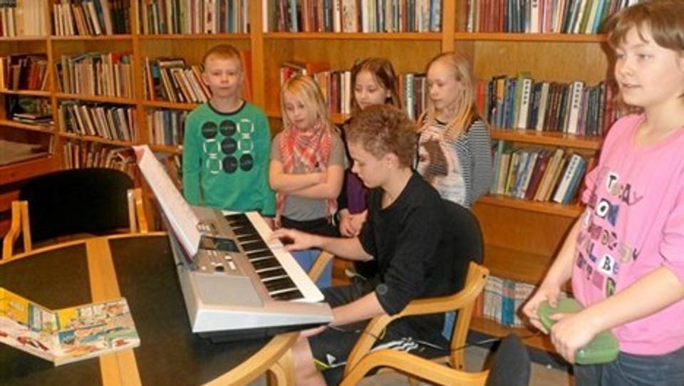 I hele ugen op til premieren har de unge musicalaktører i Sønderup haft travlt med at øve sig på sangtekster - og ramme tonerne i de sange, de skal synge. Privatfoto