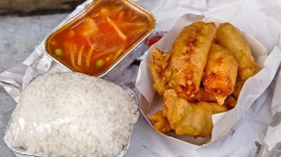 Et stort måltid til 58 kroner: dybstegt kylling med sur/sød sauce og ris.