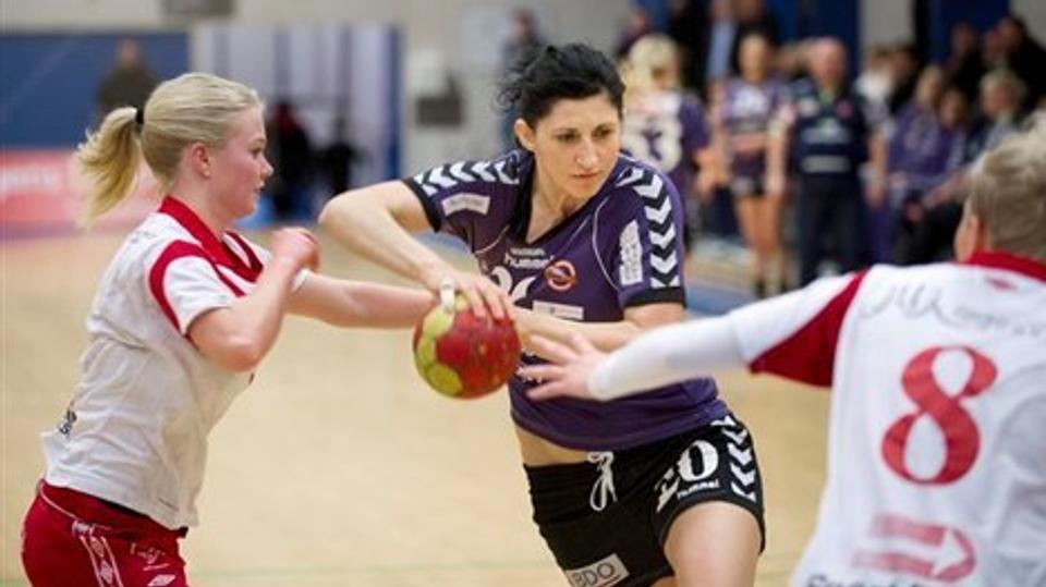 Tanja Logvin, der er spillende træner for Vendsyssel Håndbold, fik omkring tyve minutter på banen, og med sit overblik og rutine bliver hun en vigtig spiller i oprykningsspillet.Foto: Peter Broen