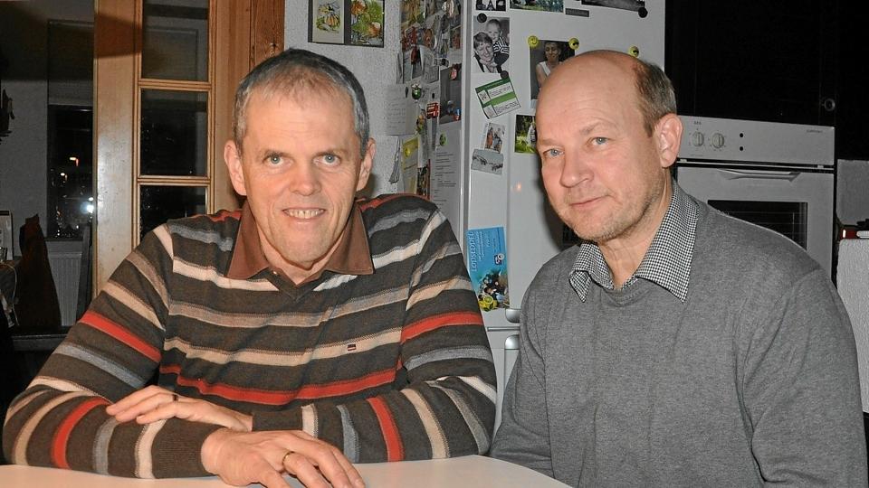 Carsten Hannesbo Pedersen, formand for Klokkerholm Borgerforening, og Lars Skiveren i fuld gang med forberedelserne til koncerten med Allan Olsen.Foto: Ole Torp <i>Ole Torp</i>