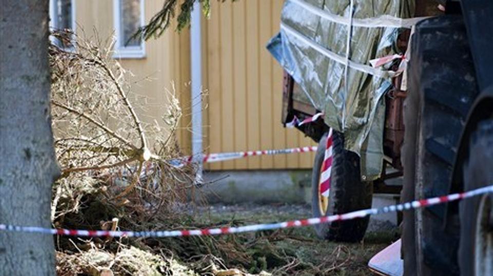 Det var den 62-årige Hans Jørgen Sørensen, der søndag blev dræbt, da han arbejdede med sin flismaskine bagved denne traktor i et sommerhusområde i Trend. (Foto: Henning Bagger/Scanpix 2012)