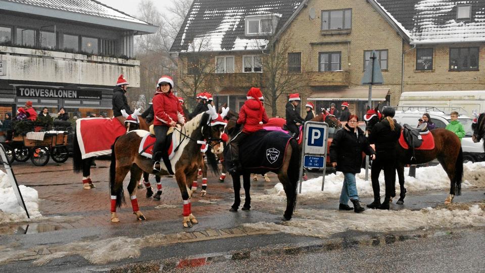 Godt 20 juleklædte piger til hest fyldte søndag torvet i Skørping i anledning af julemandens komme. Privatfoto