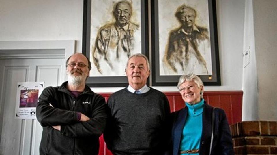 Efter generalforsamlingen blev portrætterne af tidligere forstanderpar på højskolen, Birthe og Frederik Christensen, afsløret. De arbejdede på højskolen fra 1967-1984. Her er forstanderparret med kunstneren Emil Schildt (t.v.) Privatfoto: Peter Emil