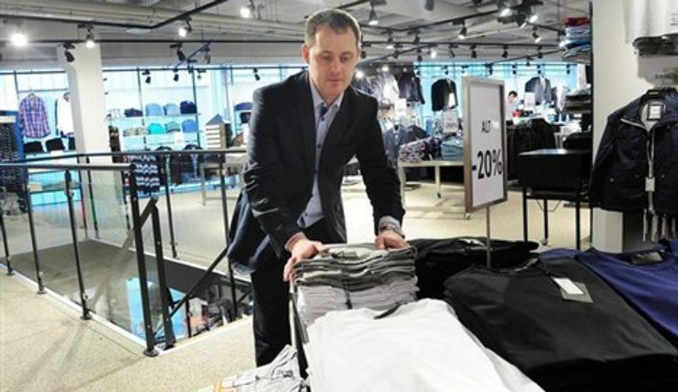 Bent Sørensen ejer nu både butikken BS Men's Wear (tidligere Kjær) nederst og Wagner ovenpå. Trappen, som er blevet bygget midt i forretningerne, binder nu de 400 kvadratmeter sammen til Thisteds største herretøjs-modebutik. Foto: Ole Iversen