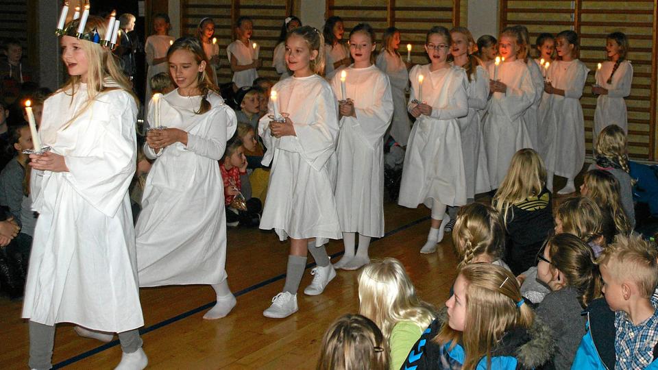 Stemningsfuldt var det, da Gl. Hasseris Skoles fjerdeklassepiger torsdag gik Lucia-optpog i forbindelse med skolens anden julemorgensamling. Foto: Flemming Møller Nielsen <i>Flemming Møller Nielsen</i>