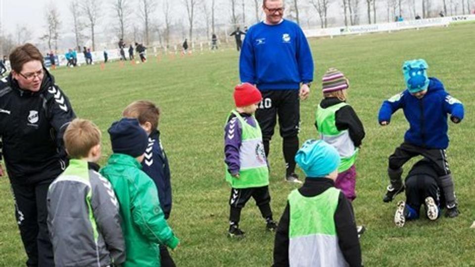 Alle BIF's ungdomshold deltog i standerhejsningen på banerne ved Damengen, som også omfattede samarbejdet BIF/ØHIK. Her er det de fem-årige fra Brovst IF, der træner med ungdomsformand Jesper Jul Jensen som tilskuer. Til venstre er det ungdomstræner