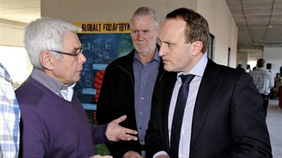 Ministeren (th.) lyttede interesseret til de mange kommentarer. Foto: Bent Bach