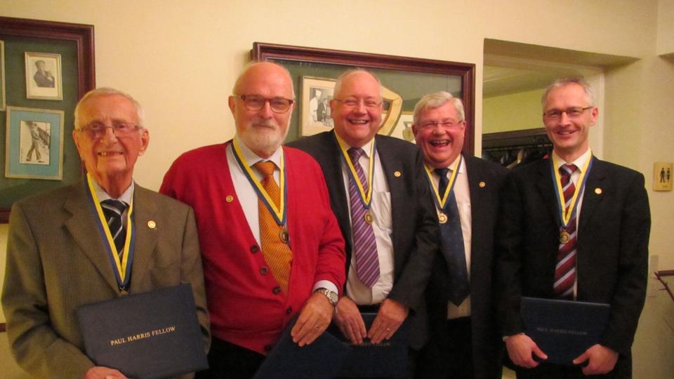 Klubbens præsident Arne Sloth Kristoffersen udnævnte fem medlemmer til Poul Harris Fellows. Fra venstre: Christian Zink, Hans Peter Jensen, Tom Frandsen, Henrik Westen-Jensen og Svend Erik Christensen.