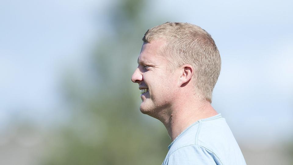 Sportschef Jacob Krüger siger farvel til moldaviske Petru Racu. Foto: Torben Hansen <i>Foto: Torben Hansen</i>