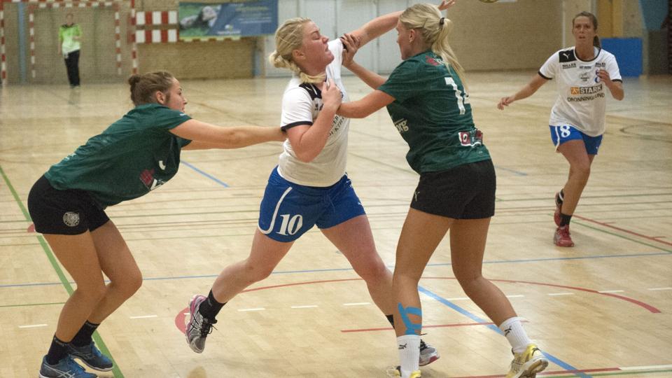 Camilla Andersen i hvid trøje blev topscorer for Sæby HK med fem mål i kampen i Viborg.Arkivfoto: Kurt Bering <i>Kurt Bering</i>