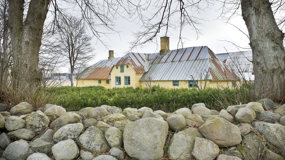Peter Munk Nielsen levede hele sit liv på sognefogedgården, der engang var en stor og flot gård. Den sidste ejer var ekstremt nøjsom, og det kommer hvert år ”værdigt trængende” til gode.Arkivfoto: Peter Broen <i>Peter Broen</i>