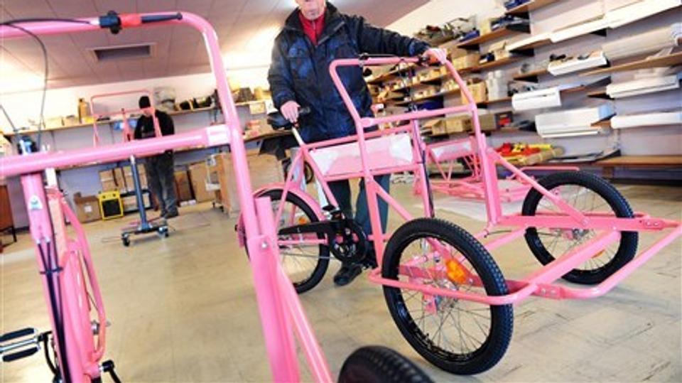 De seks ladcykler til brug ved præsentationen af det internationale cykelfelt ved Giro d'Italia starten i Herning 4. maj er en af de mere specielle ordrer for cykelfabrikanten Ewald Spangaard og hans firma Esimex i Hanstholm.