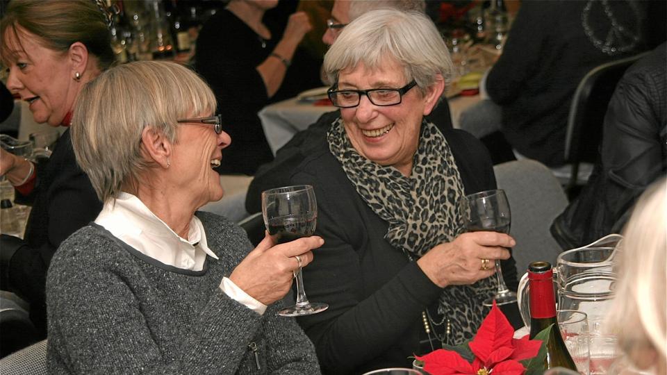 Gæsterne hyggede sig til vinsmagning i Blokhus. Privatfoto