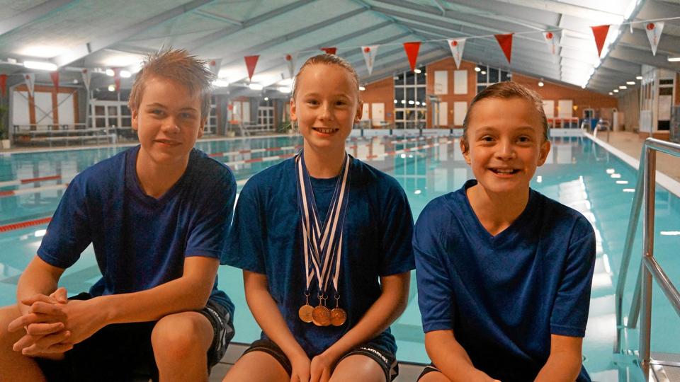 Frederik Marcussen, Louise Bach Andersen og Steffen Vestergaard repræsenterede Brønderslev Svømmeklub - Louise høstede en stribe medaljer for sin indsats. Privatfoto