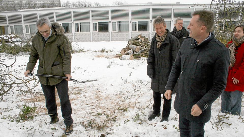 De første spadestik blev taget i sidste uge af bestyrelsesformand Britta Pihl (i midten) og næstformand Frede Blaabjerg (med spaden). Til højre rektor Torben Poulsen.