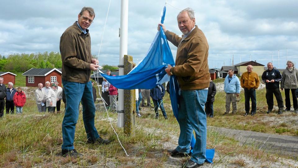 Mikael Klitgaard og Hildo Rasmussen hejste det blå flag. ?Privatfoto