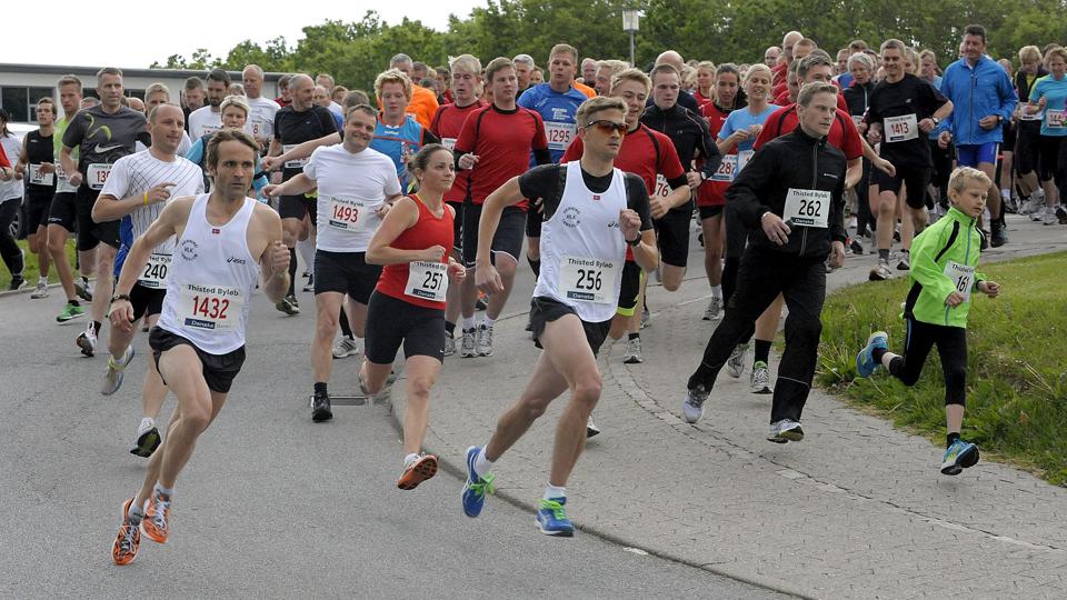 Med Hjerteforenings Motionsklub som arrangører løb den 23. udgave af Thisted Byløb onsdag af stabelen med både start og mål ved Thy Hallen. 617 deltagere havde fundet løbeskoene frem i gårsdagens anledning, og dermed blev løbet igen i år ganske velbesøgt, selv om sidste års rekord med 751 deltagere altså ikke lod sig besejre.Foto: Peter Mørk <i>Foto: Peter Mørk</i>