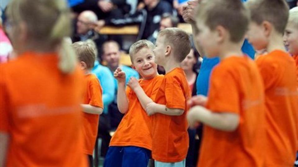 De er bare så søde, og der må tages masser af billeder. Kameraer og mobiltelefoner blev flittigt brugt på tilskuerpladserne.
Foto: Henrik Bo