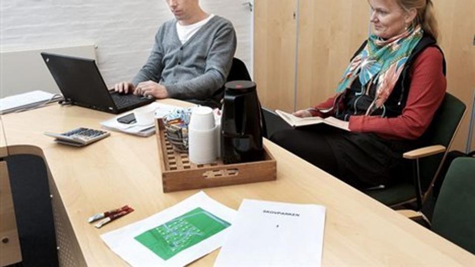 Mikkel Hanghøj fra Aabybro og Hanne Thougaard Pedersen fra Nørhalne har fået lov til at opholde sig i byrådssalen, til salget indledes tirsdag kl. 10. Foto: Lars Pauli