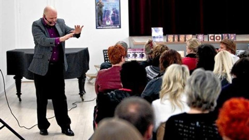 Hening Svanelykke inviterer både nulevende og afdøde til foredrag i Brønderslev Medborgerhus. De døde kommer gratis ind.