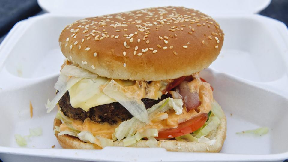 Det bliver i 2013 sandsynligvis dyrere end nogensinde før at sætte tænderne i en burger eller en hakkebøf. Arkivfoto