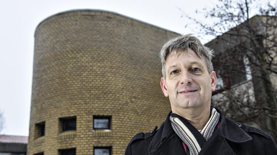 Jens Gram fra Skagen står i spidsen for en såkaldt Socialøkonomisk Virksomhed, som er et tilbud til for eksempel sent udviklede. Frederikshavn Kommune har givet tilladelse til, at Virksomheden får brugsretten over Hedeboskolen, der ikke længere fungerer som skole. Foto: Peter Broen <i>Peter Broen</i>