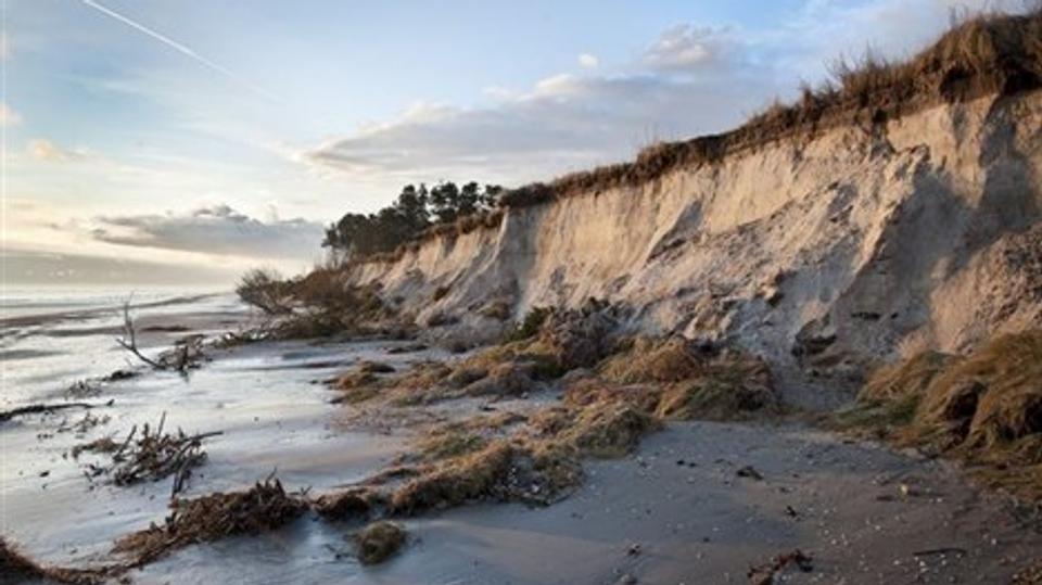 Sådan så der ud ved stranden i det sydlige Sæby efter vinterstormene. Foto: Carl Th. Poulsen