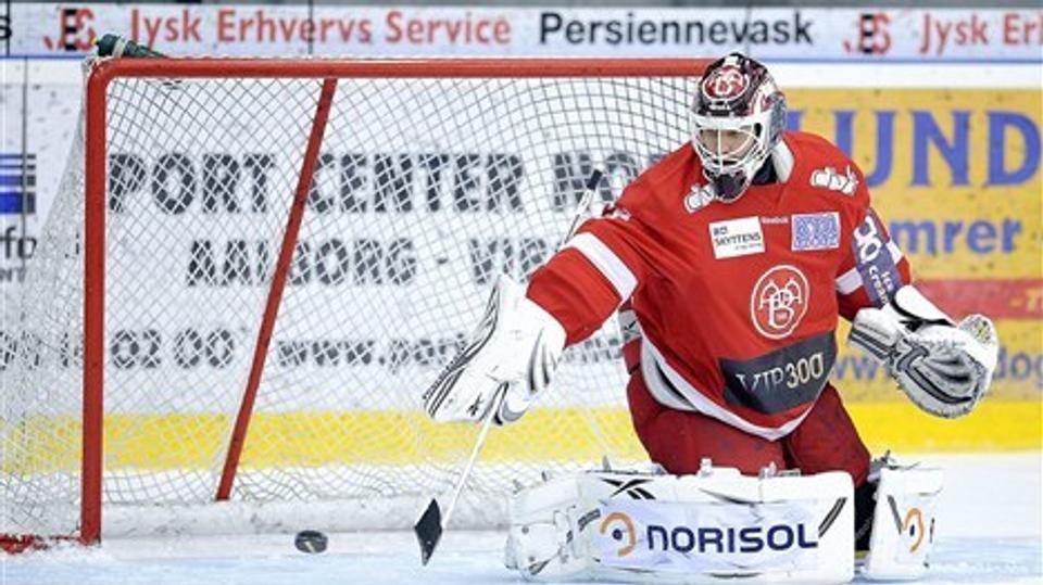 AaB Ishockey - og keeper Gasper Kroselj - blev atter snydt af skarpe Odense. Foto: Lars Pauli.